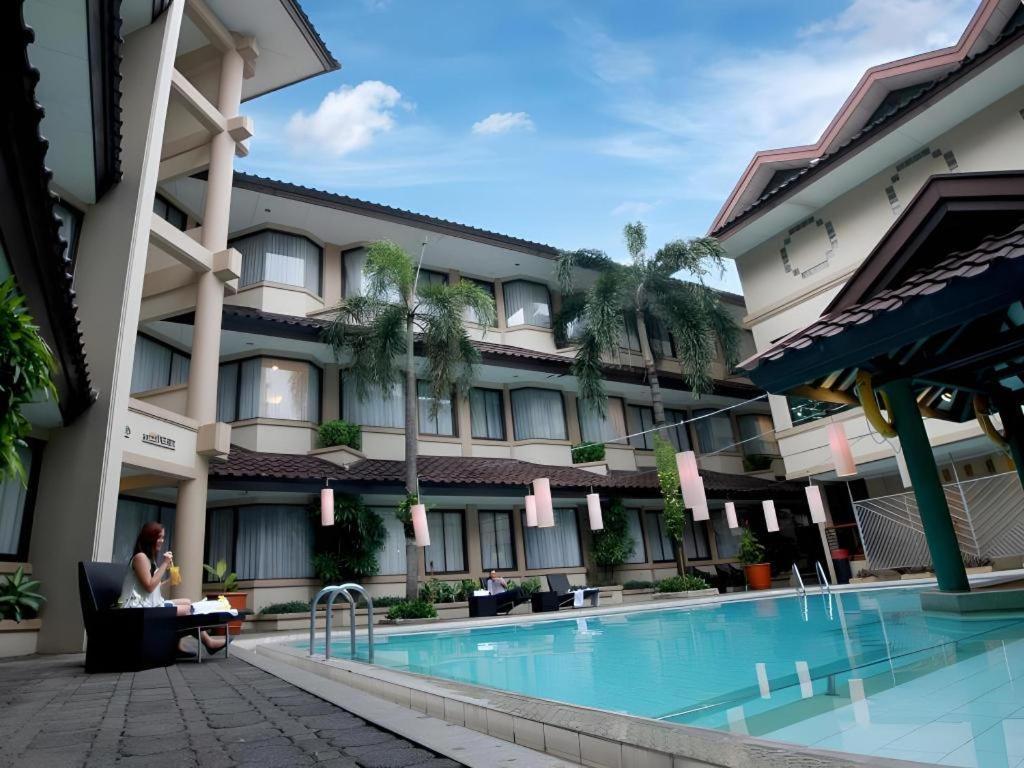 Bentani Hotel & Residence チルボン エクステリア 写真