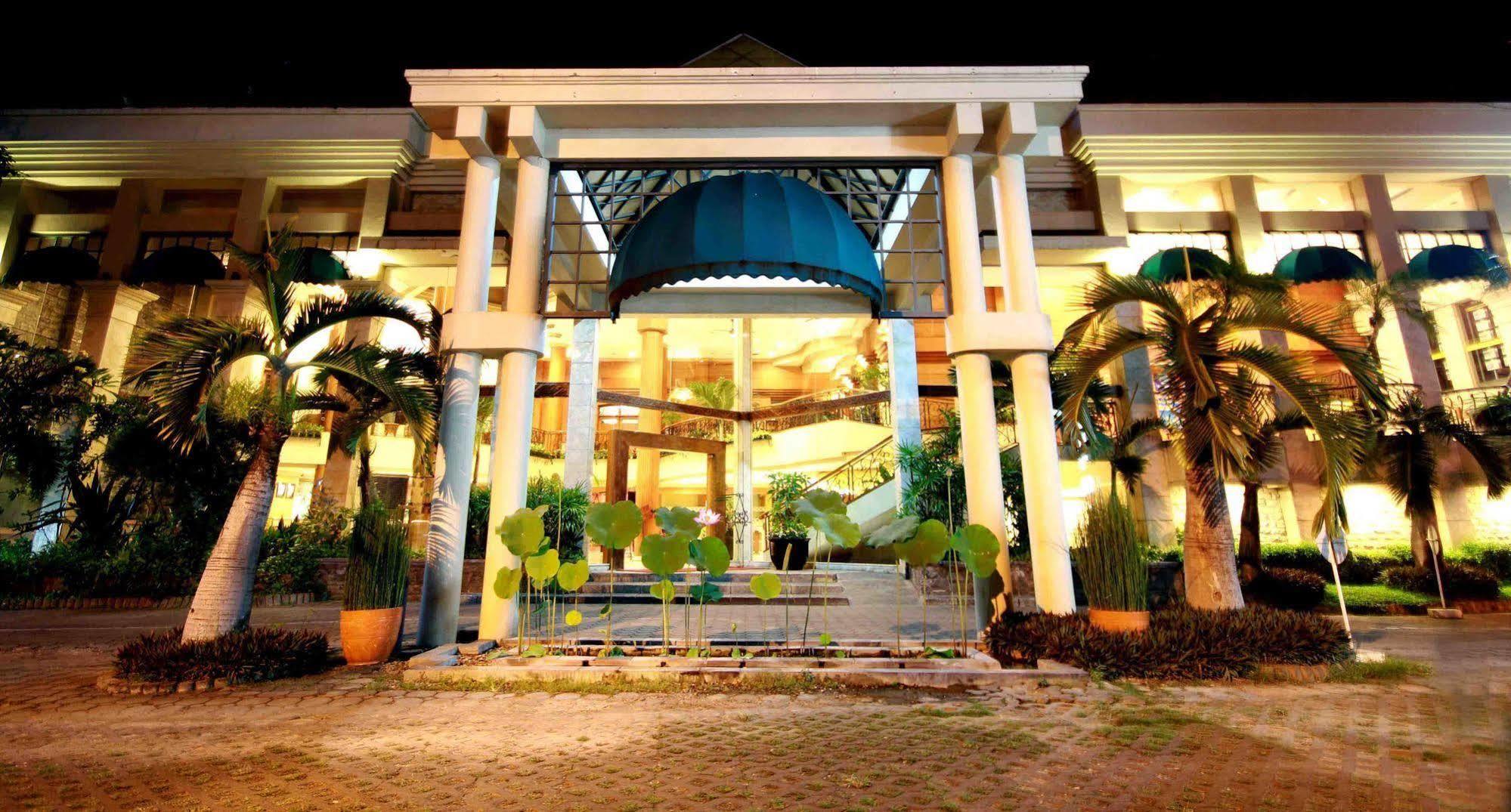 Bentani Hotel & Residence チルボン エクステリア 写真