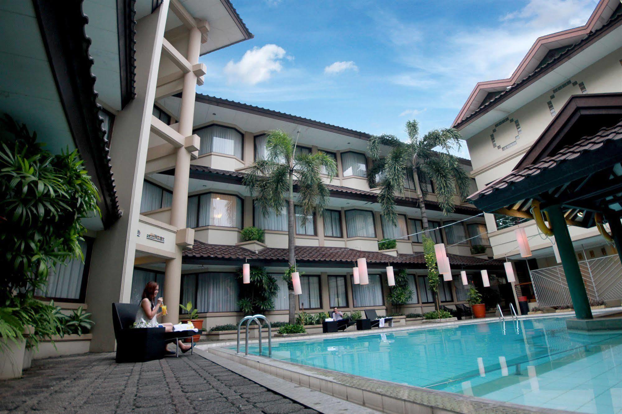 Bentani Hotel & Residence チルボン エクステリア 写真